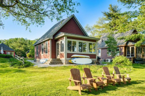 Waterfront Cottage in Summer Village with Grill
